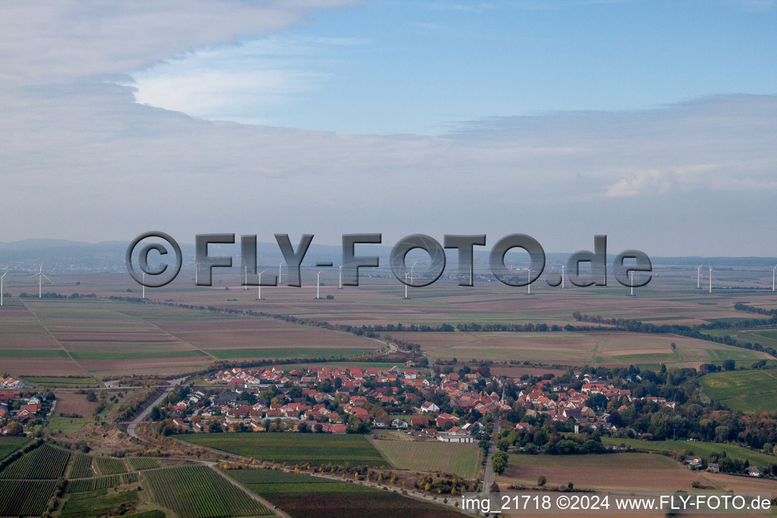 Windenergieanlagen ( WEA ) - Windrad- auf einem Feld in Ober-Flörsheim im Bundesland Rheinland-Pfalz, Deutschland