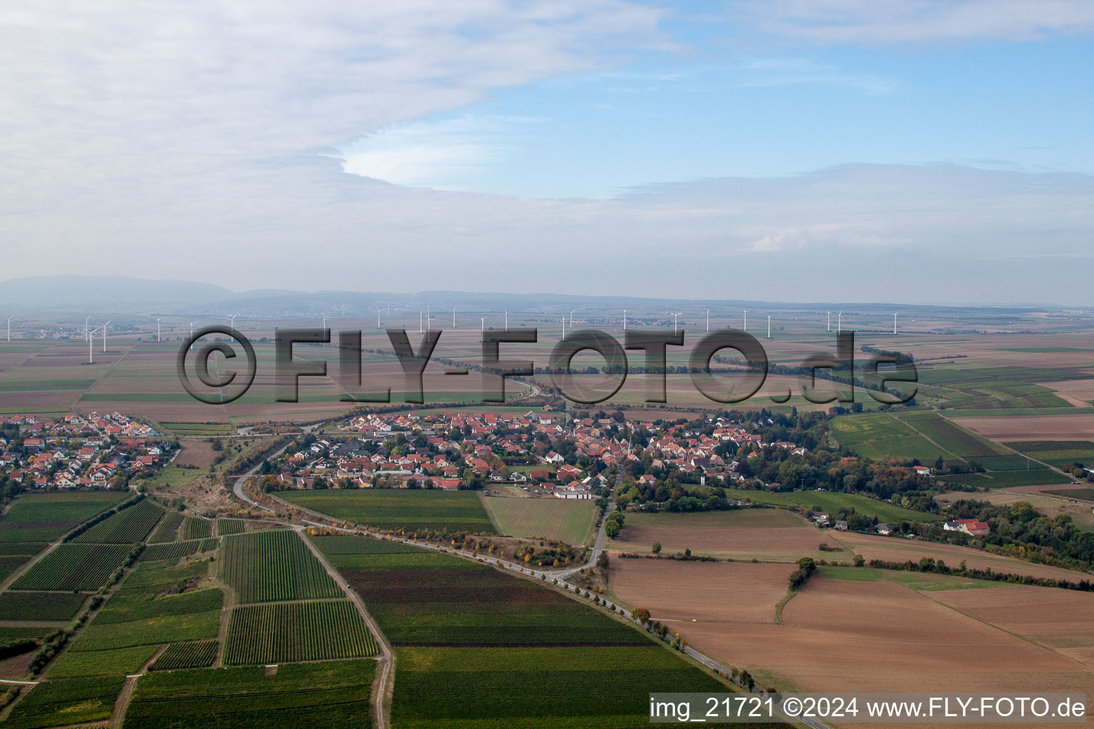 Windenergieanlagen ( WEA ) auf einem Feld im Ortsteil Hangen - Weisheim in Hangen-Weisheim in Eppelsheim im Bundesland Rheinland-Pfalz, Deutschland