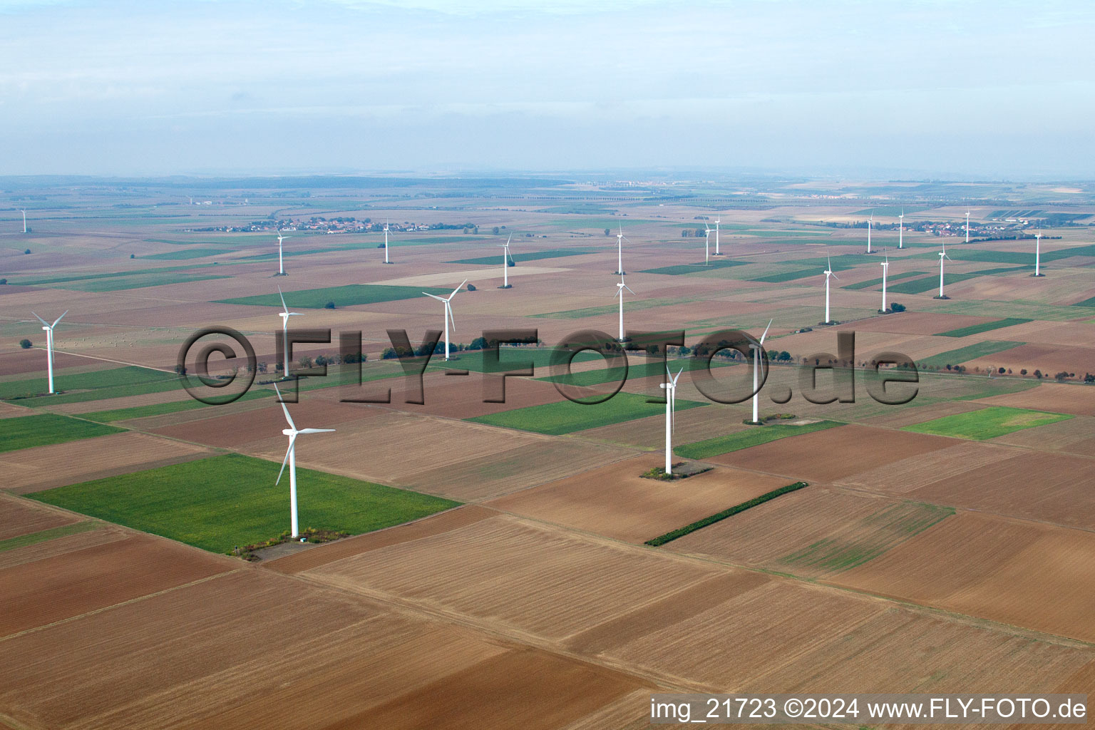 Windenergieanlagen ( WEA ) - Windrad- auf einem Feld in Flomborn im Bundesland Rheinland-Pfalz, Deutschland
