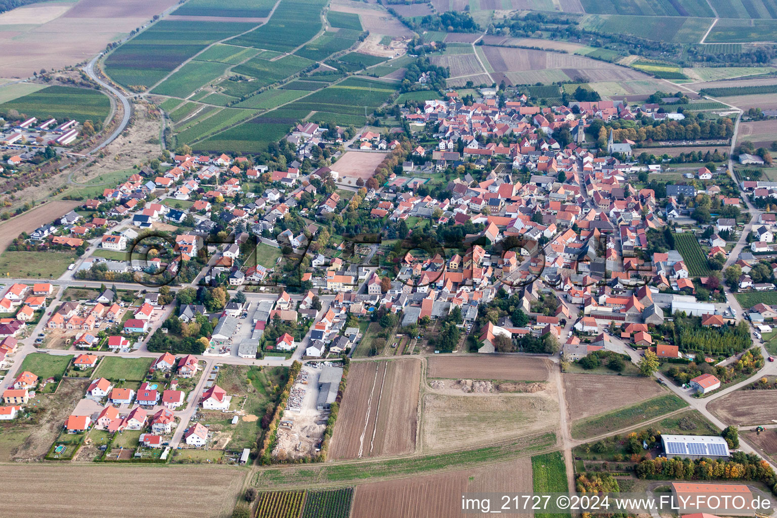 Ortsansicht der Straßen und Häuser der Wohngebiete in Ober-Flörsheim im Bundesland Rheinland-Pfalz, Deutschland