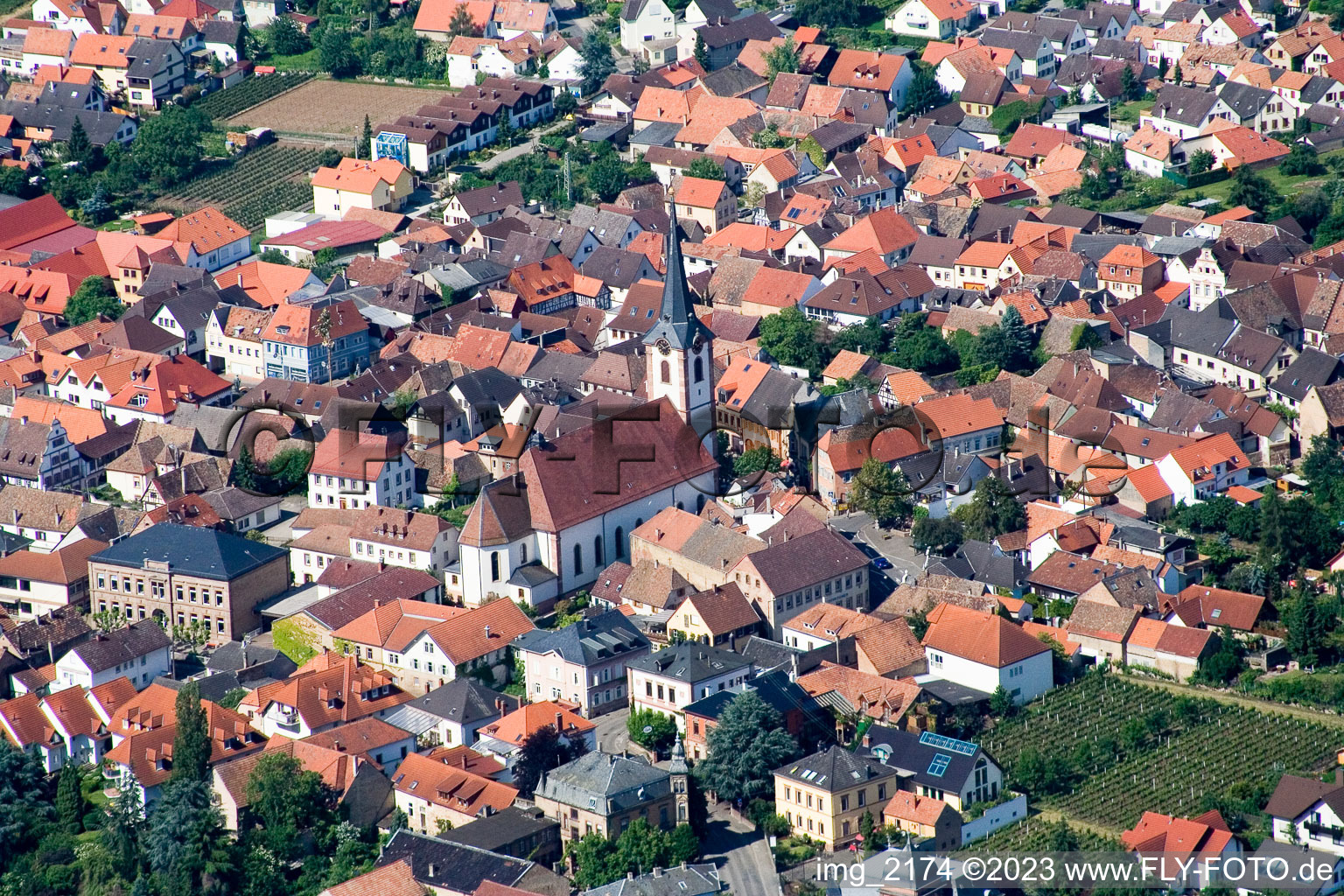 Schrägluftbild von Maikammer im Bundesland Rheinland-Pfalz, Deutschland