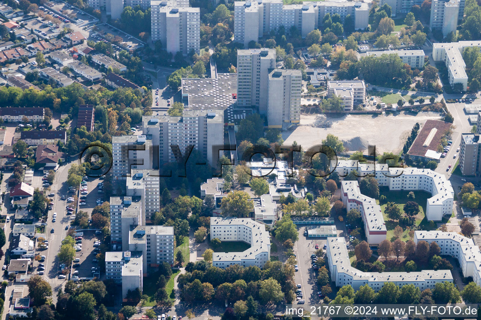 Hochhäuser im Wohngebiet einer industriell gefertigten Plattenbau- Siedlung am Londoner Ring im Ortsteil Pfingstweide in Ludwigshafen am Rhein im Bundesland Rheinland-Pfalz, Deutschland