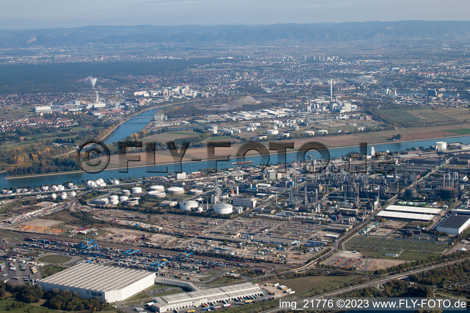 Ortsteil BASF in Ludwigshafen am Rhein im Bundesland Rheinland-Pfalz, Deutschland aus der Luft