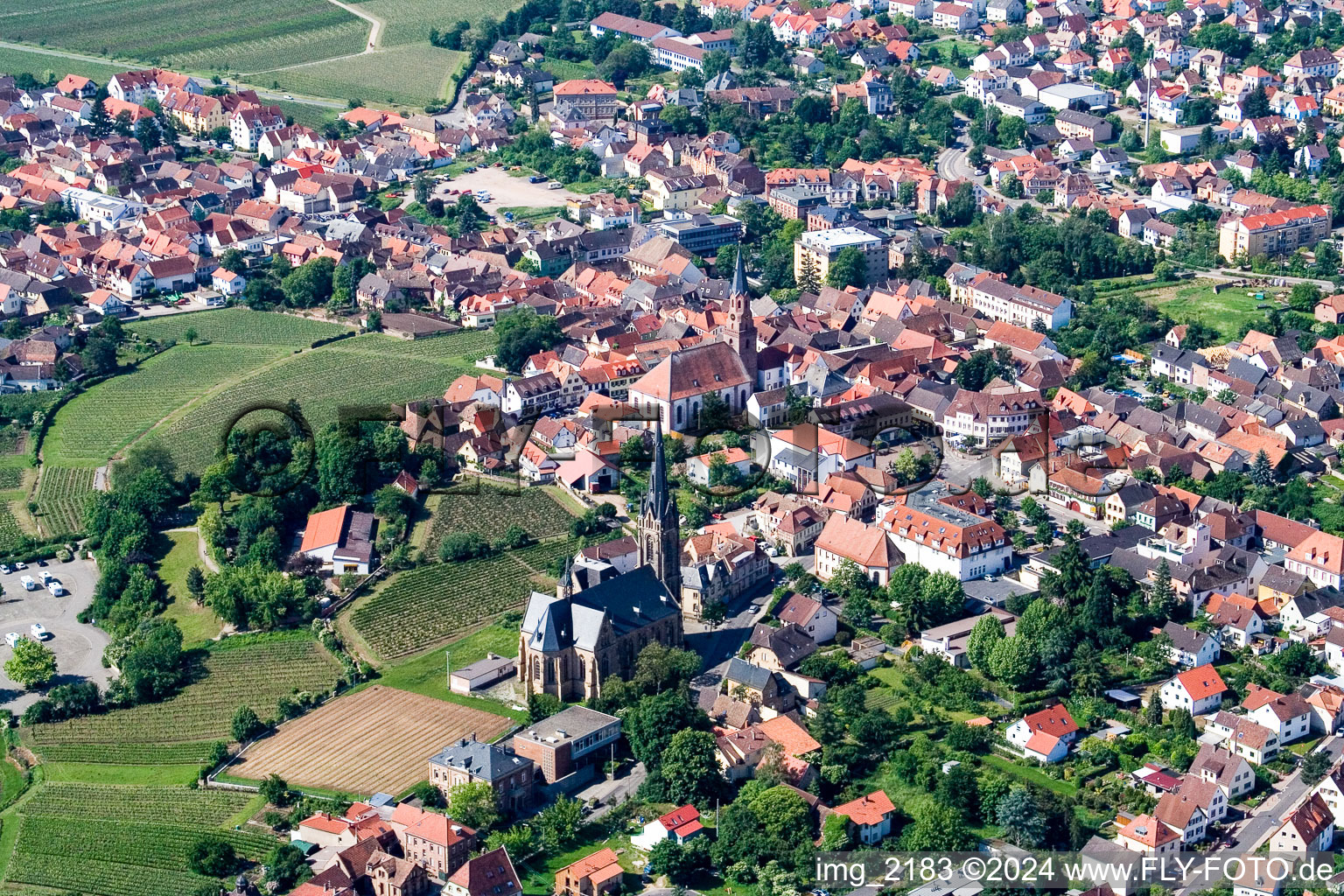 Zwei Kirchengebäude im Dorfkern in Maikammer in Edenkoben im Bundesland Rheinland-Pfalz, Deutschland