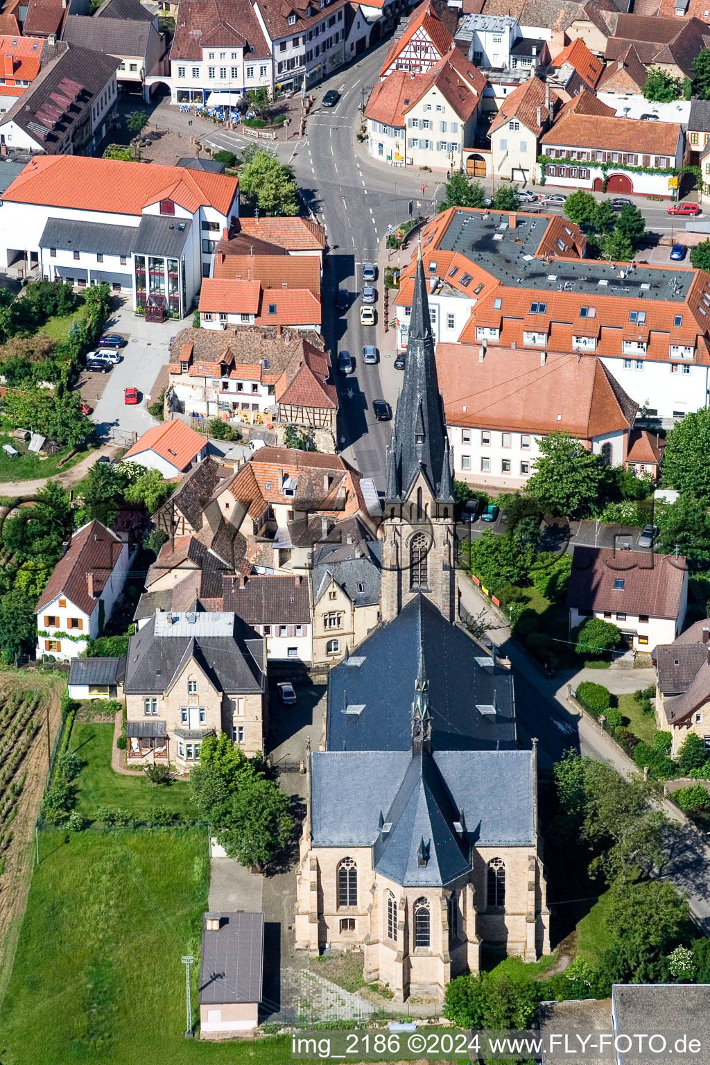 Luftbild von Kirchengebäude im Dorfkern in Maikammer im Bundesland Rheinland-Pfalz, Deutschland