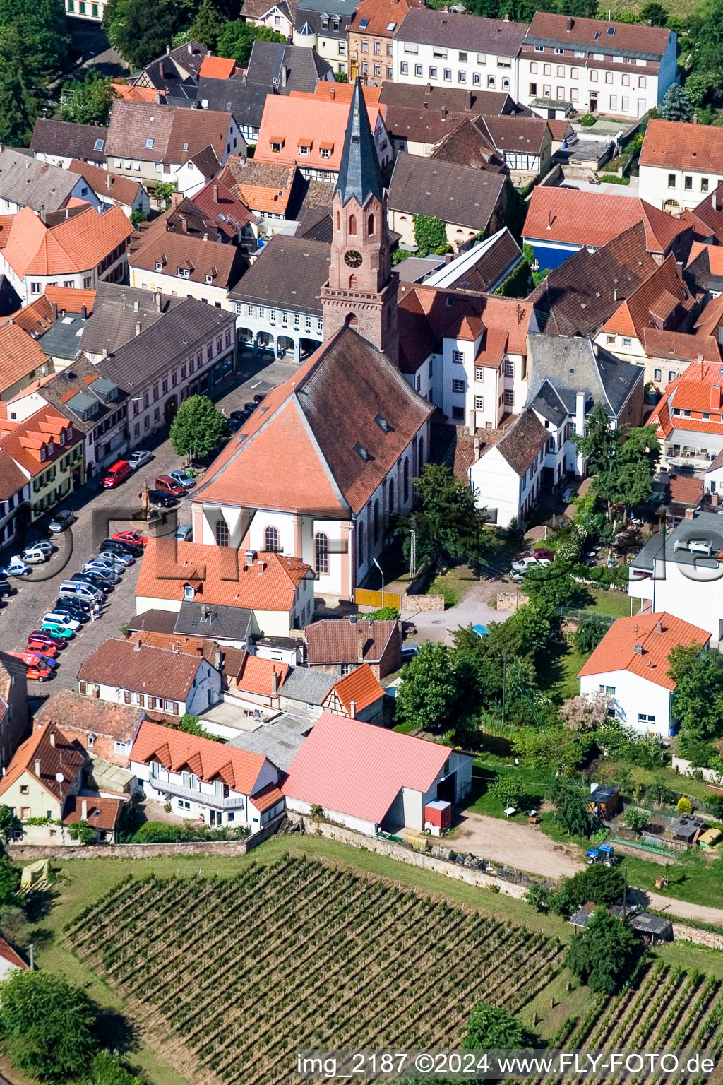 Kirchengebäude Der Johanniskirche im Dorfkern in Edenkoben im Bundesland Rheinland-Pfalz, Deutschland