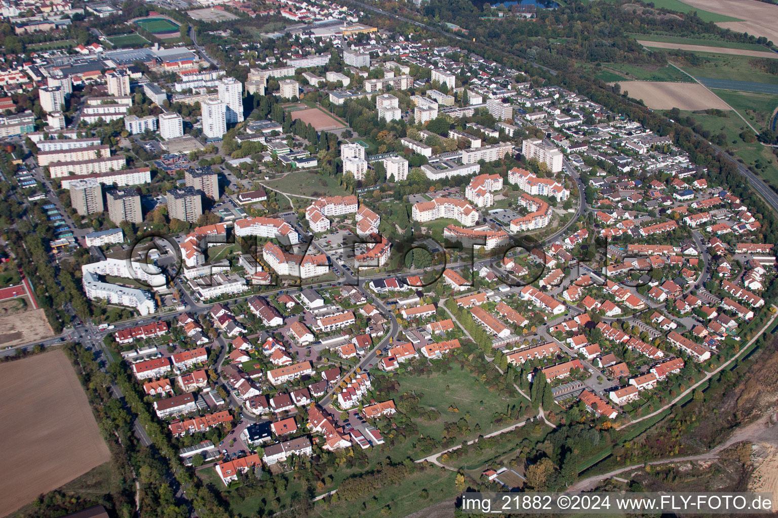 Ortsansicht der Straßen und Häuser der Wohngebiete in Frankenthal (Pfalz) im Bundesland Rheinland-Pfalz, Deutschland