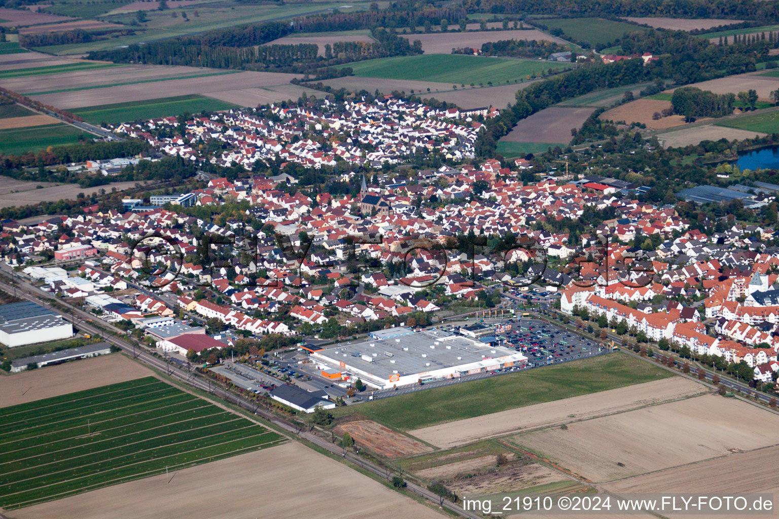 Ortsansicht der Straßen und Häuser der Wohngebiete in Bobenheim-Roxheim im Bundesland Rheinland-Pfalz, Deutschland