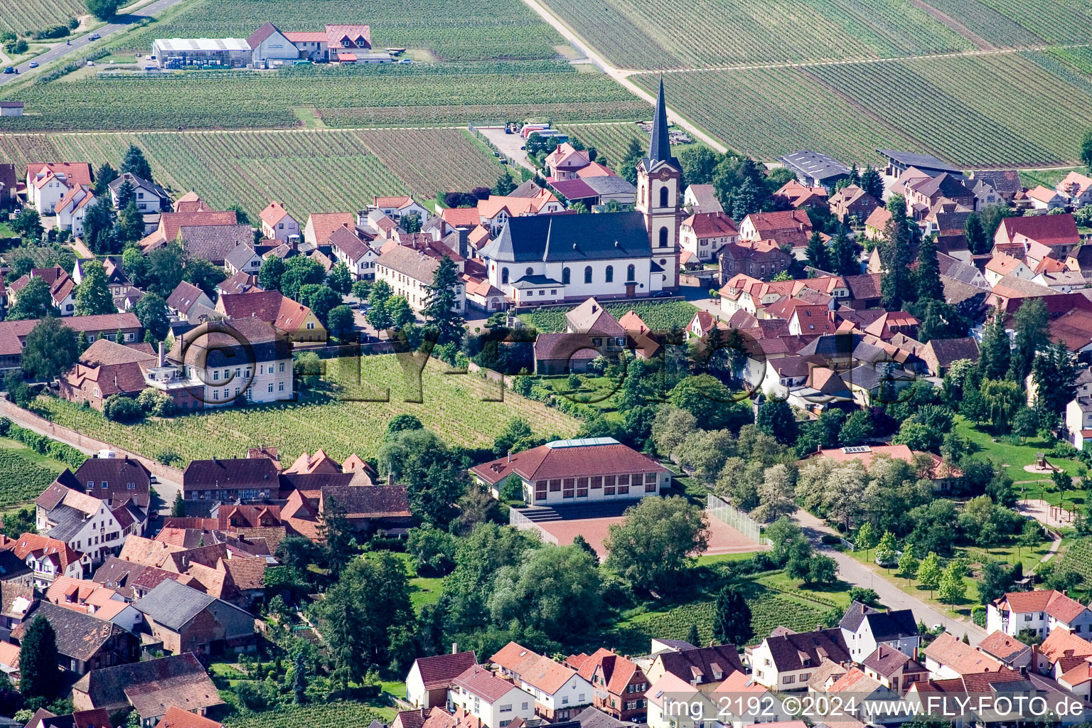 Kirchengebäude im Dorfkern in Edenkoben im Bundesland Rheinland-Pfalz, Deutschland