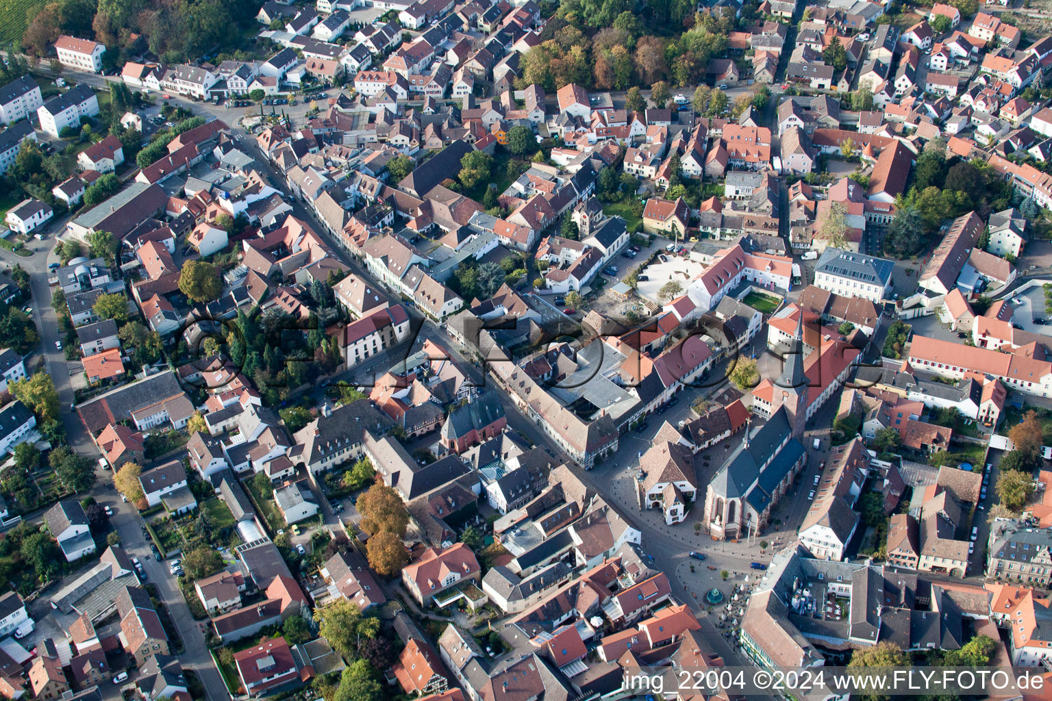 Luftaufnahme von Altstadtbereich und Innenstadtzentrum in Deidesheim im Bundesland Rheinland-Pfalz, Deutschland