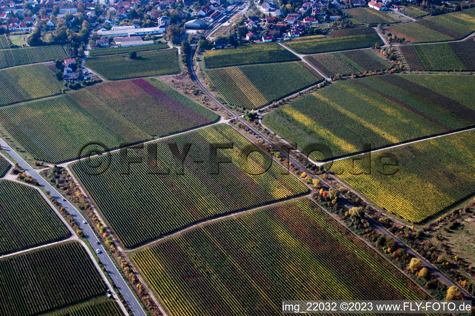 Drohnenbild von Ortsteil Mußbach in Neustadt an der Weinstraße im Bundesland Rheinland-Pfalz, Deutschland