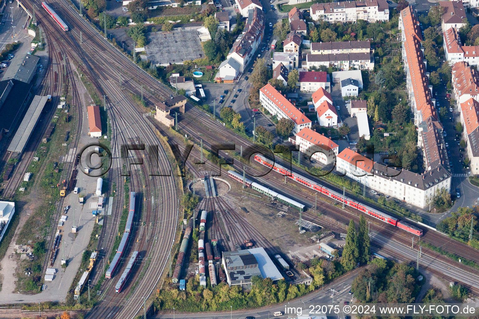 Luftbild von Streckenführung der Bahn- Kreuzung der Schienen- und Gleisanlagen der Deutschen Bahn in Neustadt an der Weinstraße im Bundesland Rheinland-Pfalz, Deutschland