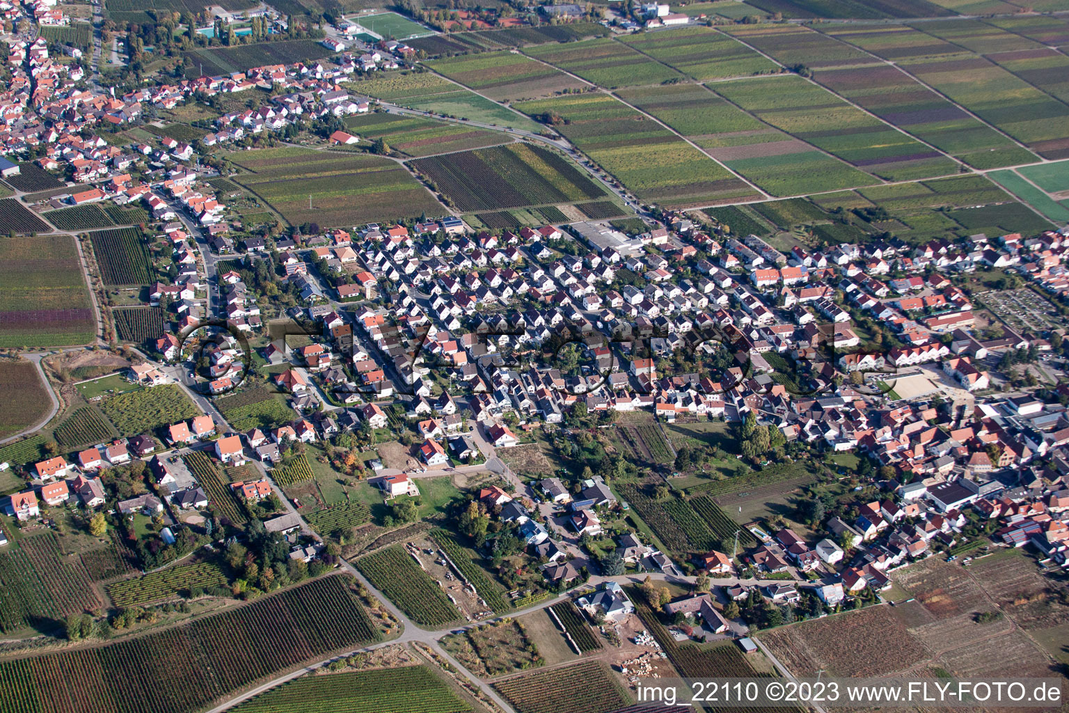 Luftaufnahme von Ortsteil Diedesfeld in Neustadt an der Weinstraße im Bundesland Rheinland-Pfalz, Deutschland