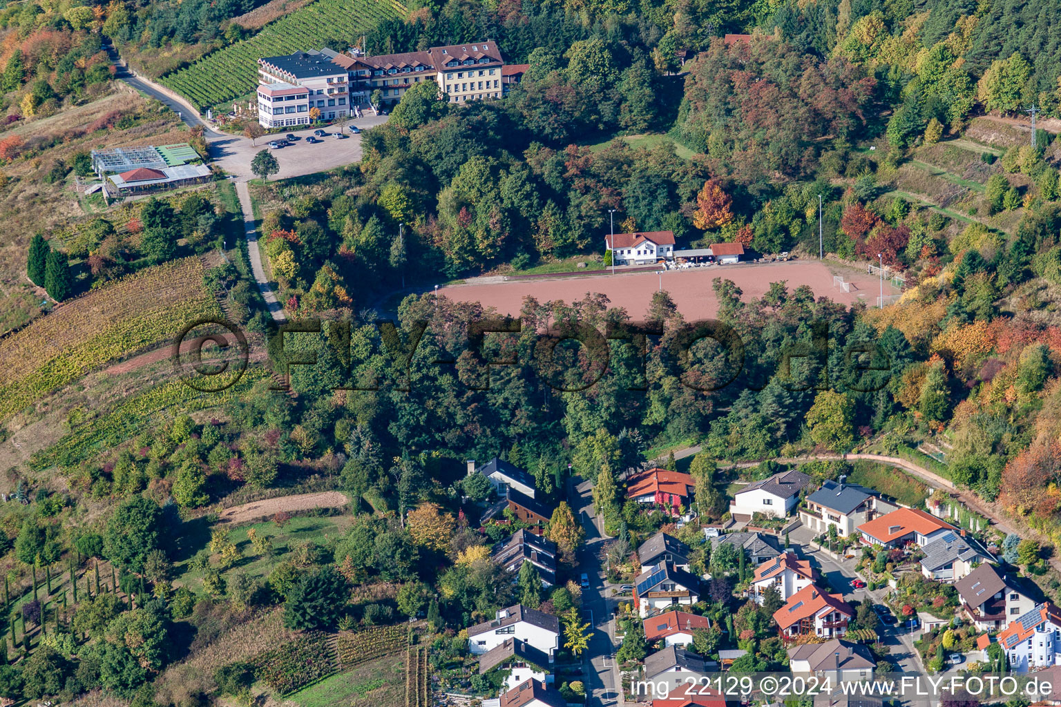 Luftbild von Sportplatz St. Martin im Ortsteil SaintMartin in Sankt Martin im Bundesland Rheinland-Pfalz, Deutschland