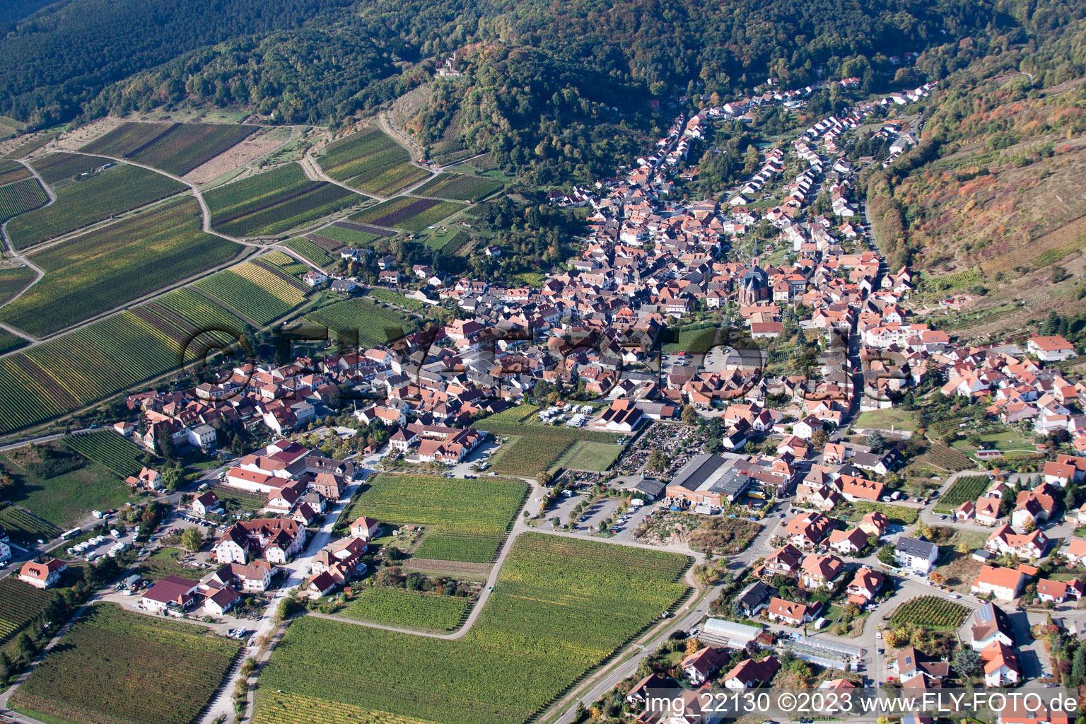 Drohnenbild von Maikammer im Bundesland Rheinland-Pfalz, Deutschland