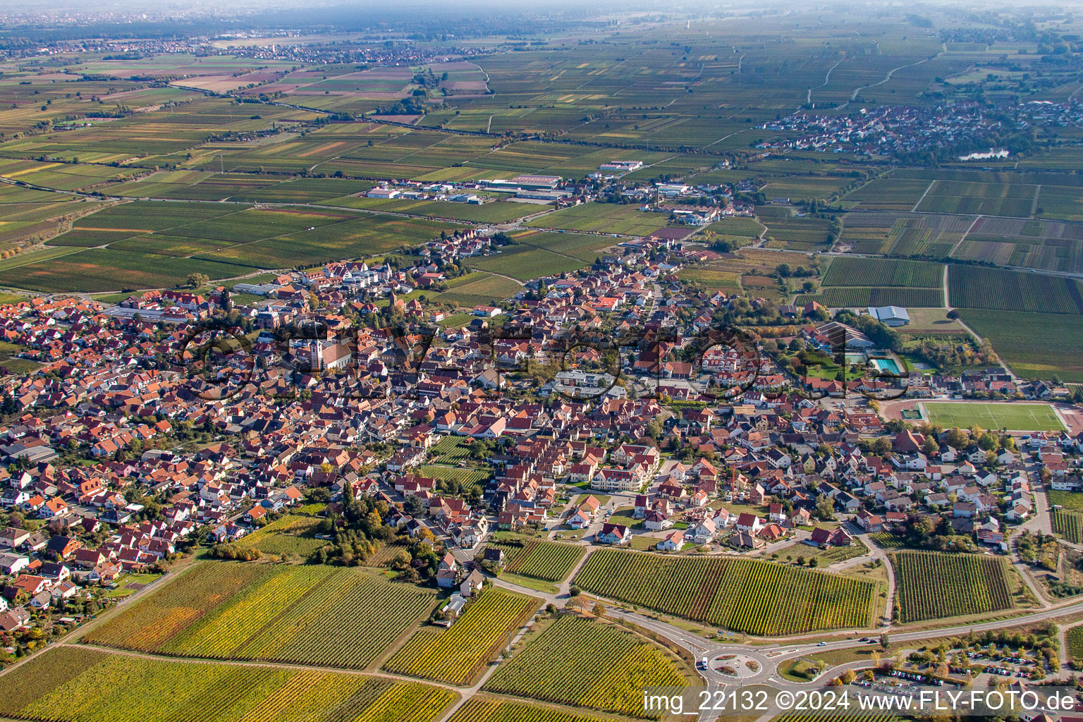 Maikammer im Bundesland Rheinland-Pfalz, Deutschland von einer Drohne aus