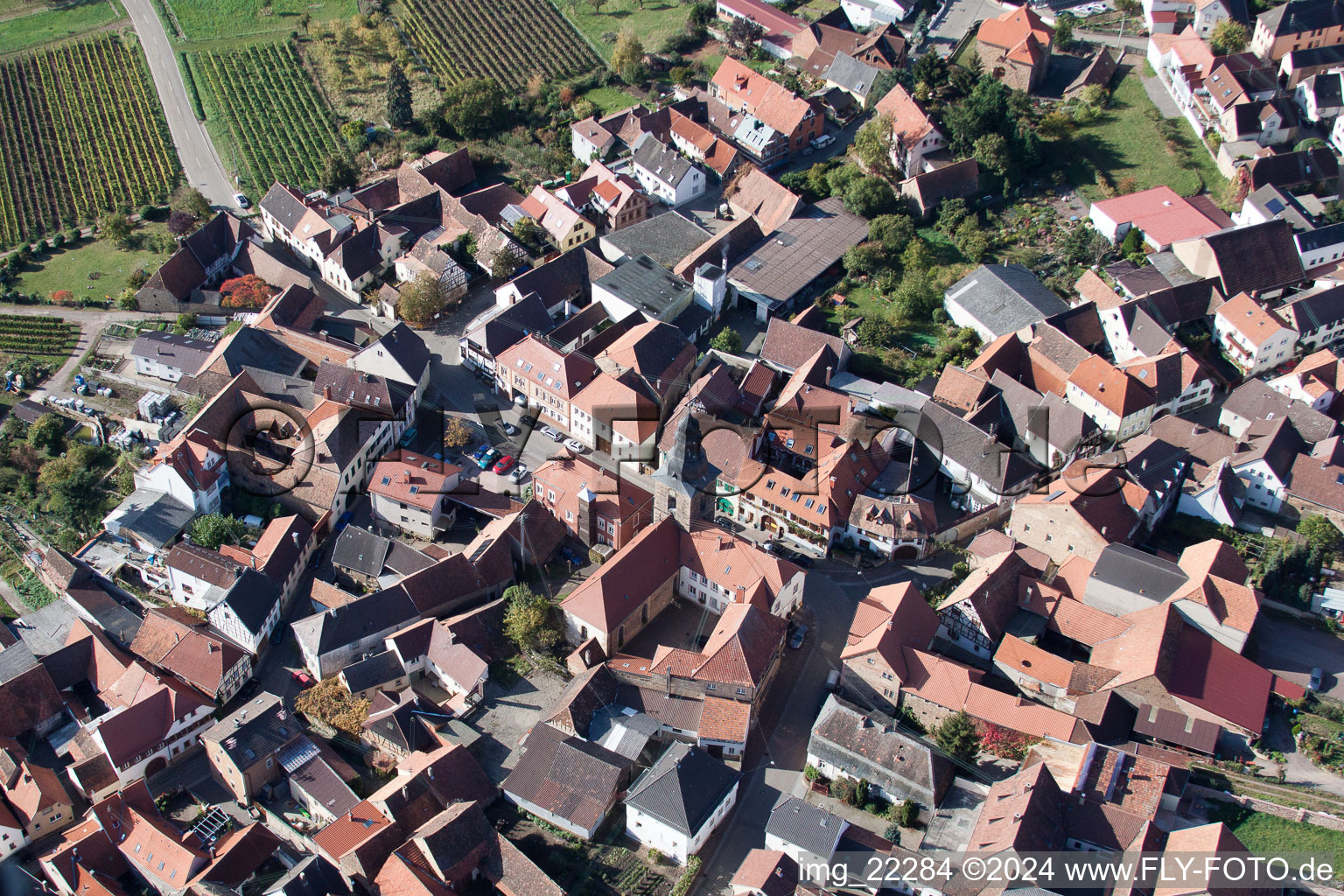 Luftbild von Kirchengebäude im Dorfkern in Frankweiler im Bundesland Rheinland-Pfalz, Deutschland