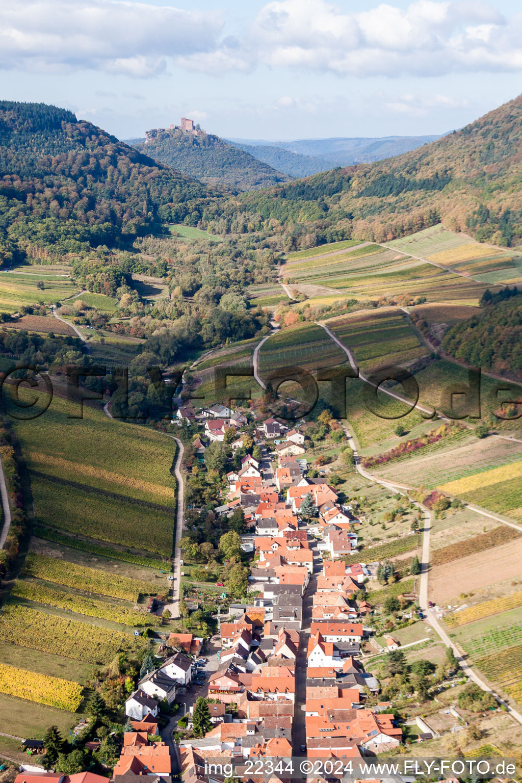 Dorf - Ansicht zwischen Weinbergen und vor der Burg Trifels in Ranschbach im Bundesland Rheinland-Pfalz, Deutschland