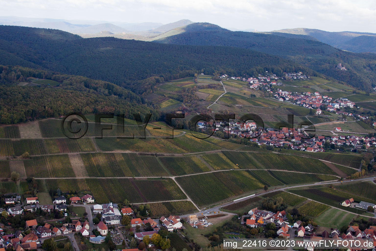 Ortsteil Oberhofen in Pleisweiler-Oberhofen im Bundesland Rheinland-Pfalz, Deutschland aus der Luft betrachtet