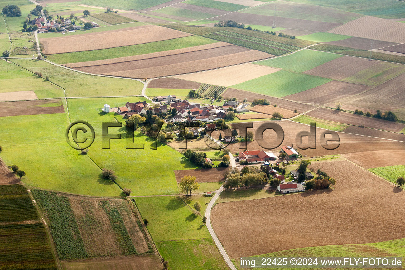 Gehöft eines Bauernhofes am Rand von bestellten Feldern im Ortsteil Deutschhof in Kapellen-Drusweiler im Bundesland Rheinland-Pfalz, Deutschland