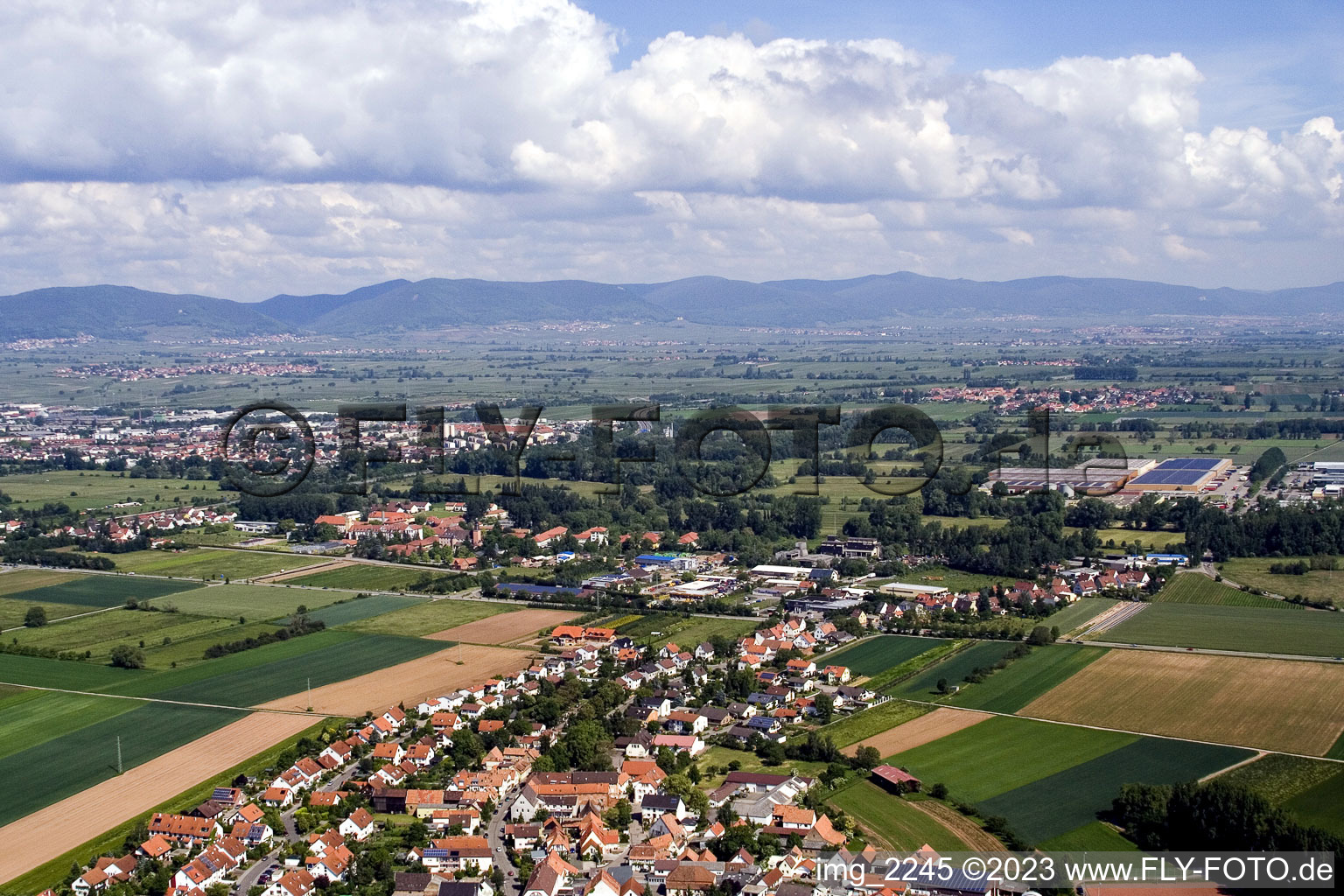 Ortsteil Mörlheim in Landau in der Pfalz im Bundesland Rheinland-Pfalz, Deutschland aus der Drohnenperspektive