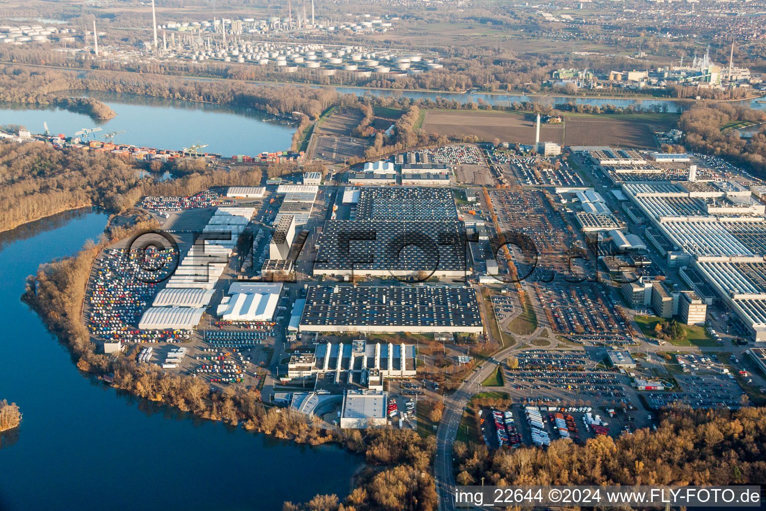 Gebäude und Produktionshallen auf dem Werksgelände des Daimler Automobilwerk Wörth in Wörth am Rhein im Bundesland Rheinland-Pfalz, Deutschland von oben