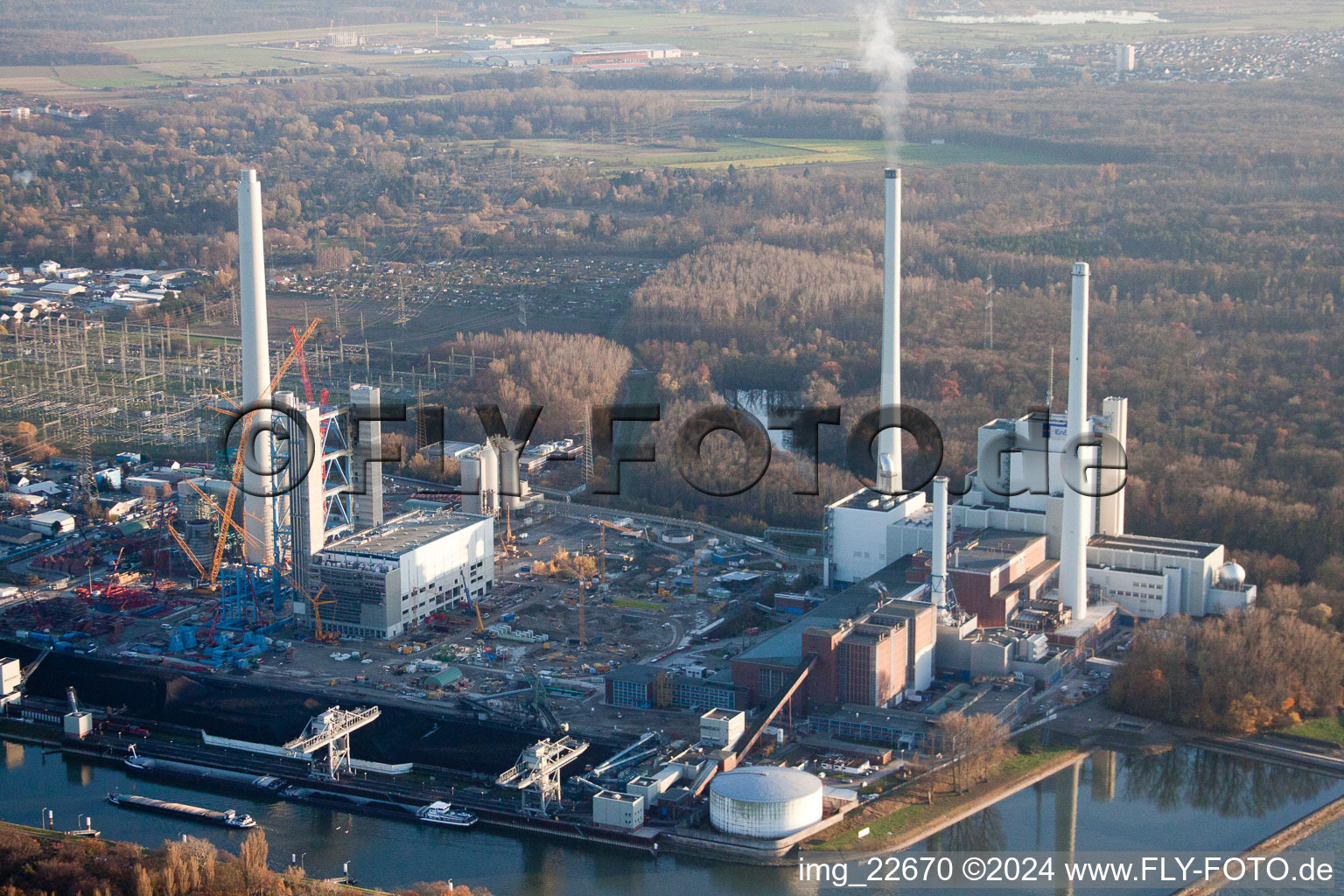 EnBW Kraftwerk im Ortsteil Rheinhafen in Karlsruhe im Bundesland Baden-Württemberg, Deutschland aus der Vogelperspektive
