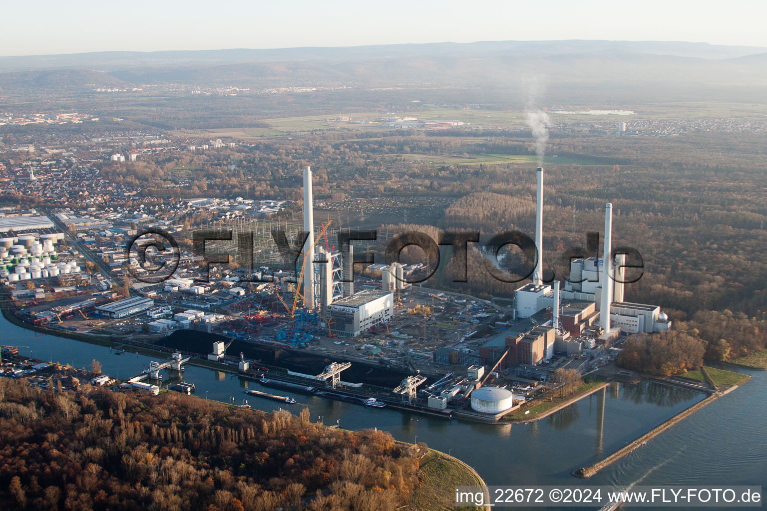 EnBW Kraftwerk im Ortsteil Rheinhafen in Karlsruhe im Bundesland Baden-Württemberg, Deutschland aus der Luft betrachtet