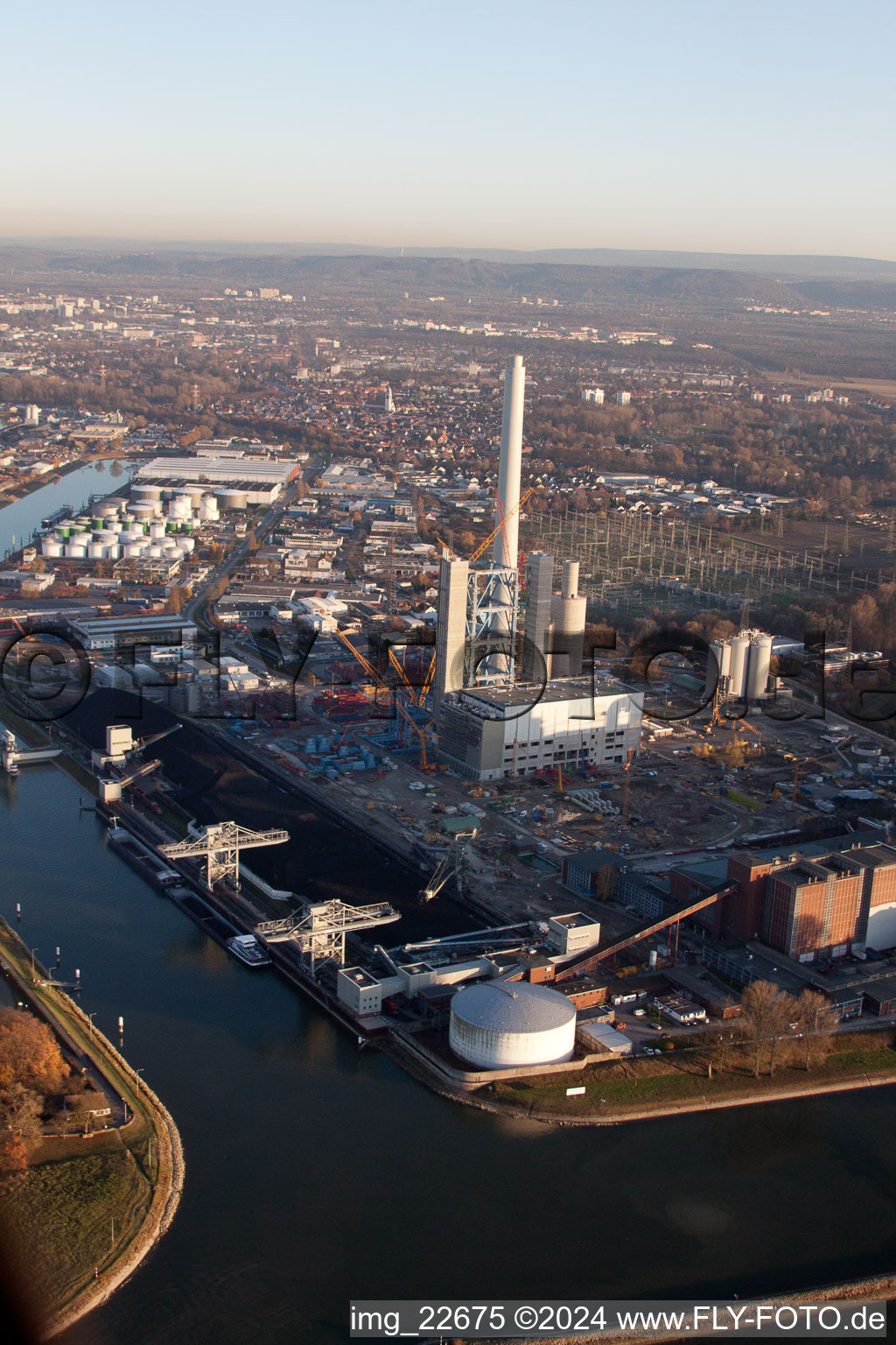 Drohnenbild von EnBW Kraftwerk im Ortsteil Rheinhafen in Karlsruhe im Bundesland Baden-Württemberg, Deutschland