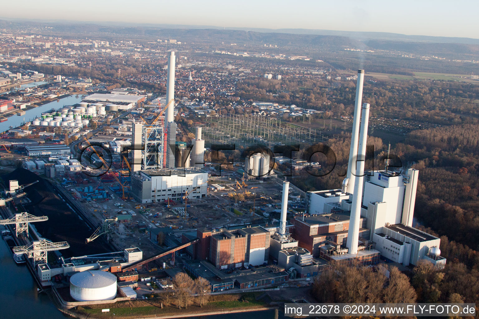 EnBW Kraftwerk im Ortsteil Rheinhafen in Karlsruhe im Bundesland Baden-Württemberg, Deutschland aus der Drohnenperspektive