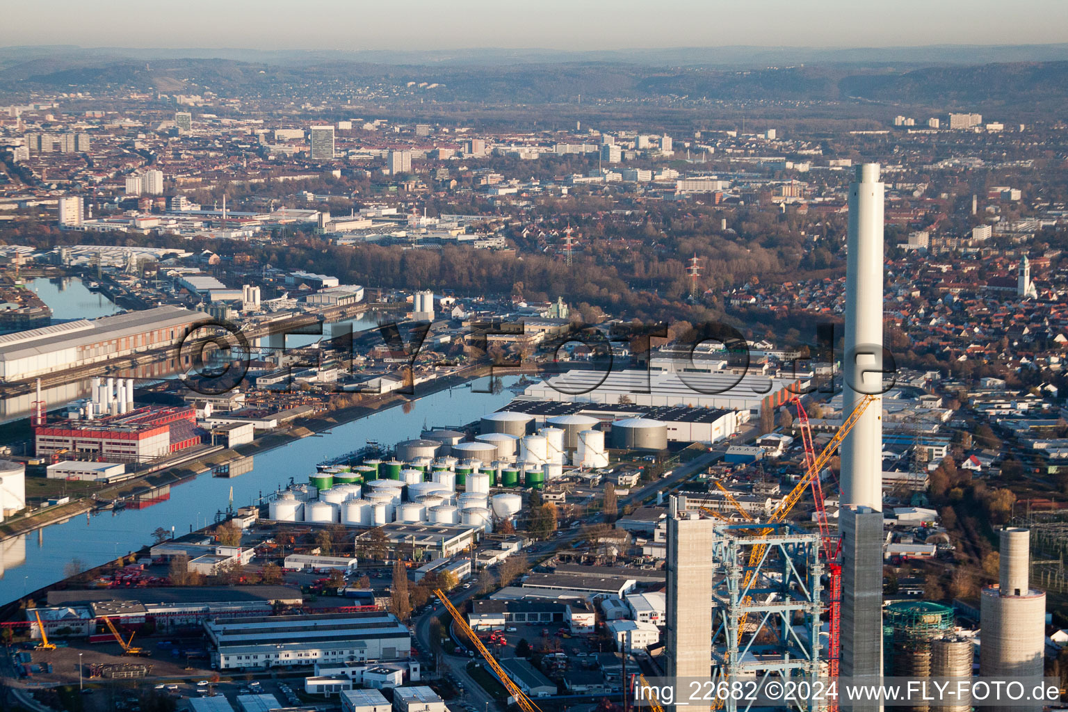 EnBW Kraftwerk im Ortsteil Rheinhafen in Karlsruhe im Bundesland Baden-Württemberg, Deutschland von der Drohne aus gesehen