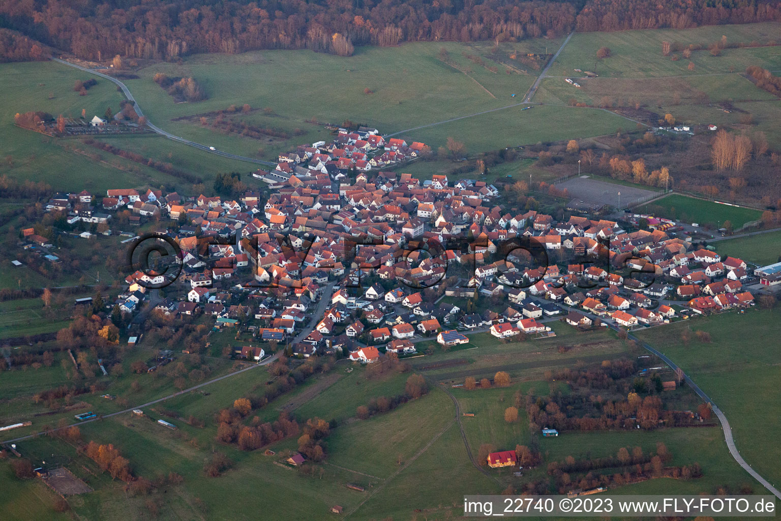 Ortsteil Büchelberg in Wörth am Rhein im Bundesland Rheinland-Pfalz, Deutschland aus der Drohnenperspektive