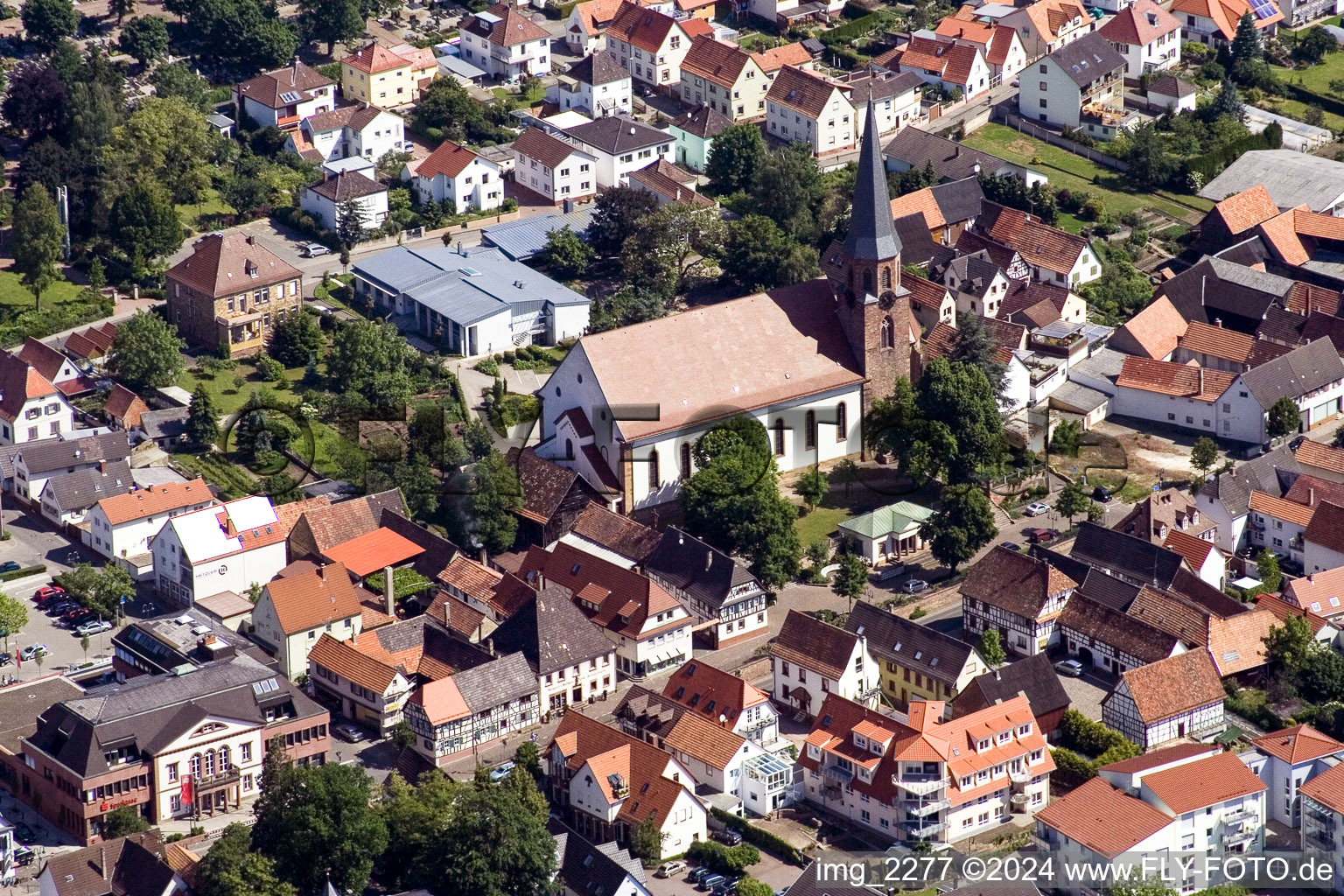 Kirchengebäude im Dorfkern in Herxheim bei Landau (Pfalz) in Herxheim bei Landau/Pfalz im Bundesland Rheinland-Pfalz, Deutschland