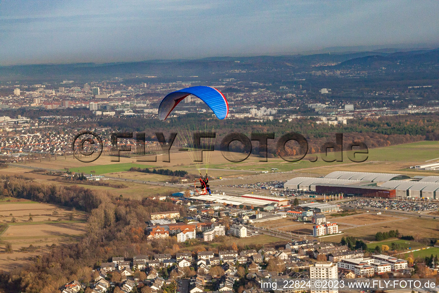Ortsteil Forchheim in Rheinstetten im Bundesland Baden-Württemberg, Deutschland aus der Drohnenperspektive