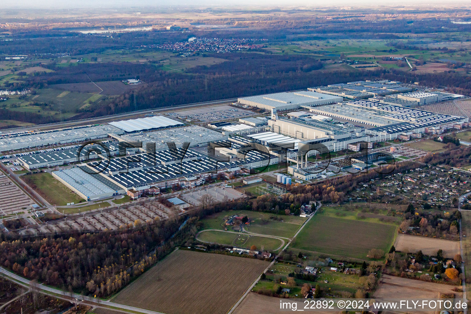 Daimler AG von Südosten in Rastatt im Bundesland Baden-Württemberg, Deutschland