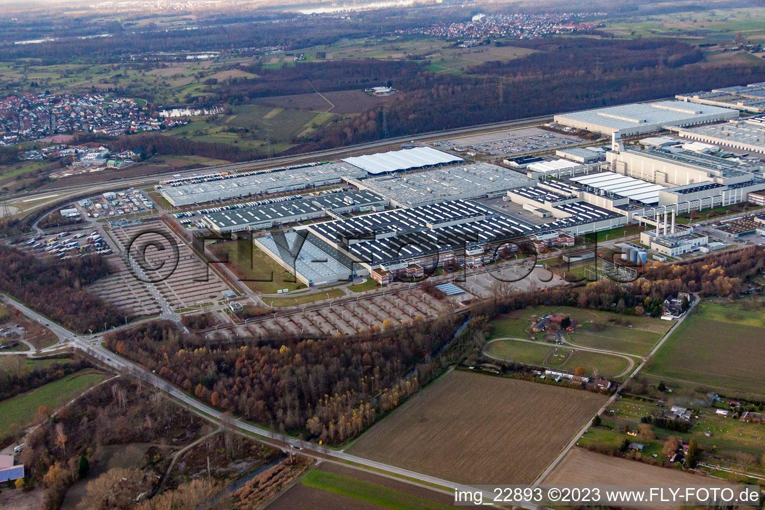 Luftbild von Daimler AG von Südosten in Rastatt im Bundesland Baden-Württemberg, Deutschland