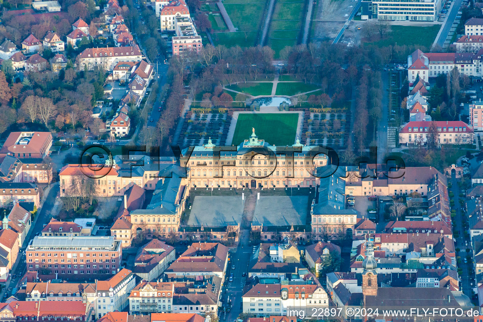 Palais des Schloss Residenzschloss Rastatt an der Herrenstraße im Ortsteil Rastatt-Innenstadt in Rastatt im Bundesland Baden-Württemberg, Deutschland von oben