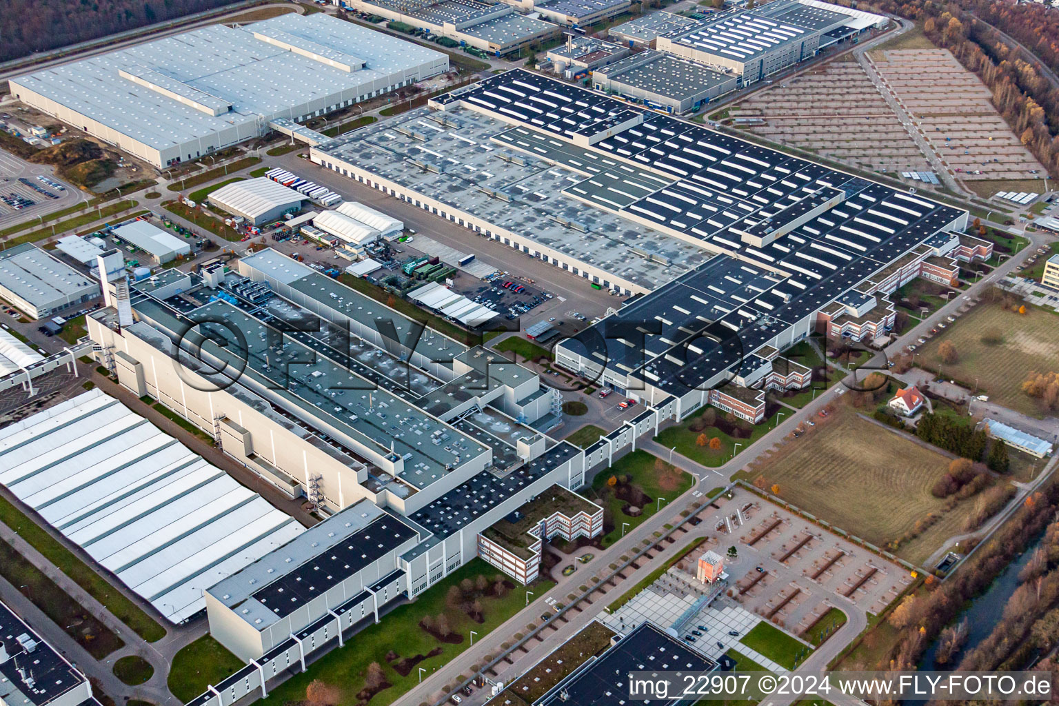 Gebäude und Produktionshallen auf dem Werksgelände des Mercedes Benz Werk Rastatt in Rastatt im Bundesland Baden-Württemberg, Deutschland