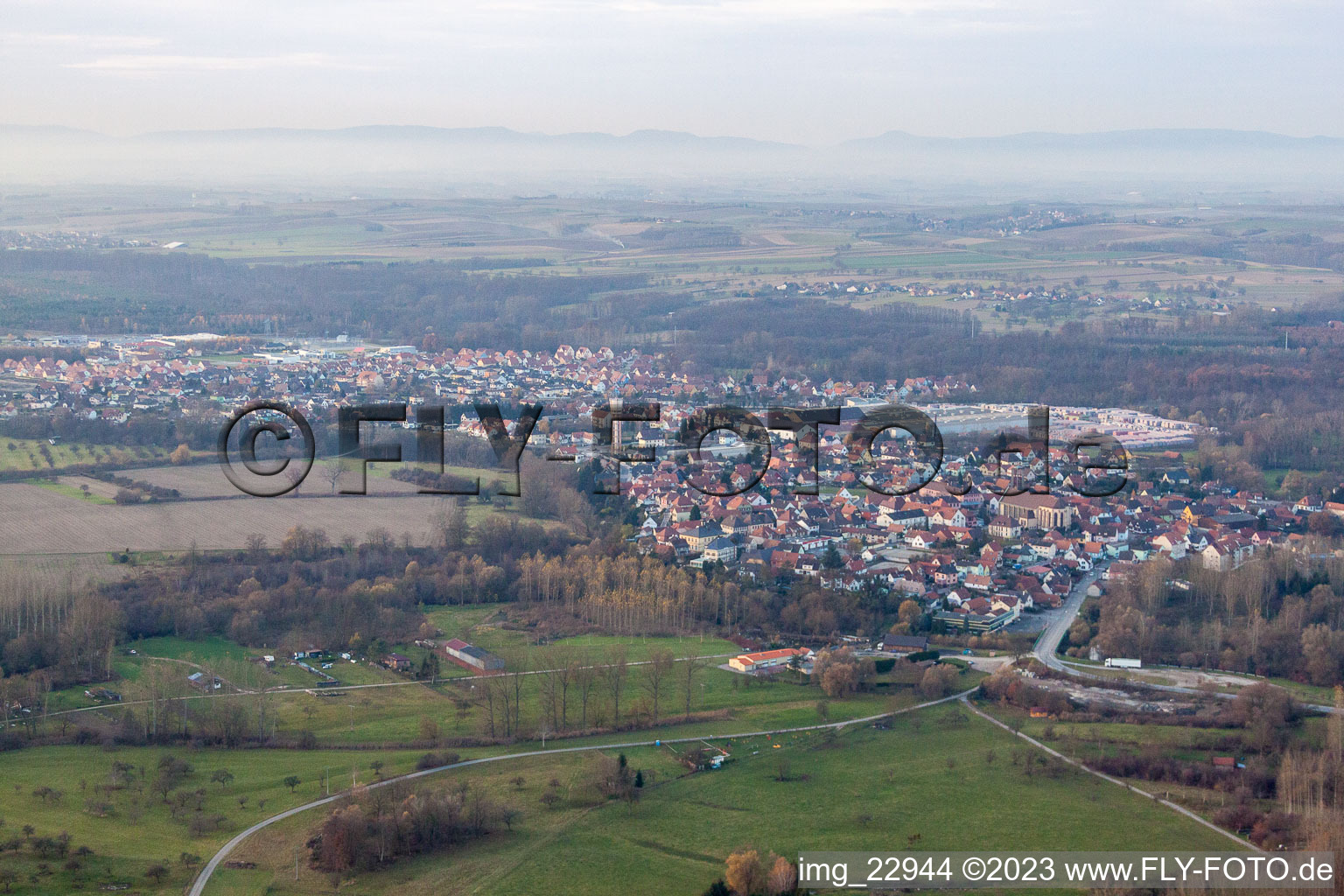 Seltz im Bundesland Bas-Rhin, Frankreich von einer Drohne aus