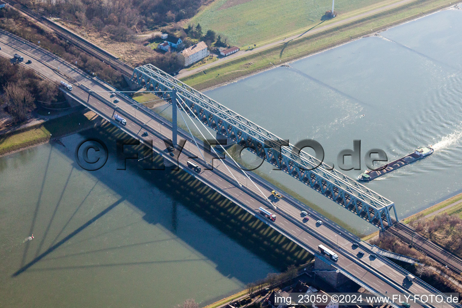 Fluß - Brückenbauwerke der Bundesstraße 10 und der Regionalbahn über den Rhein zwischen Karlsruhe Maxau und Wörth am Rhein im Bundesland Rheinland-Pfalz, Deutschland