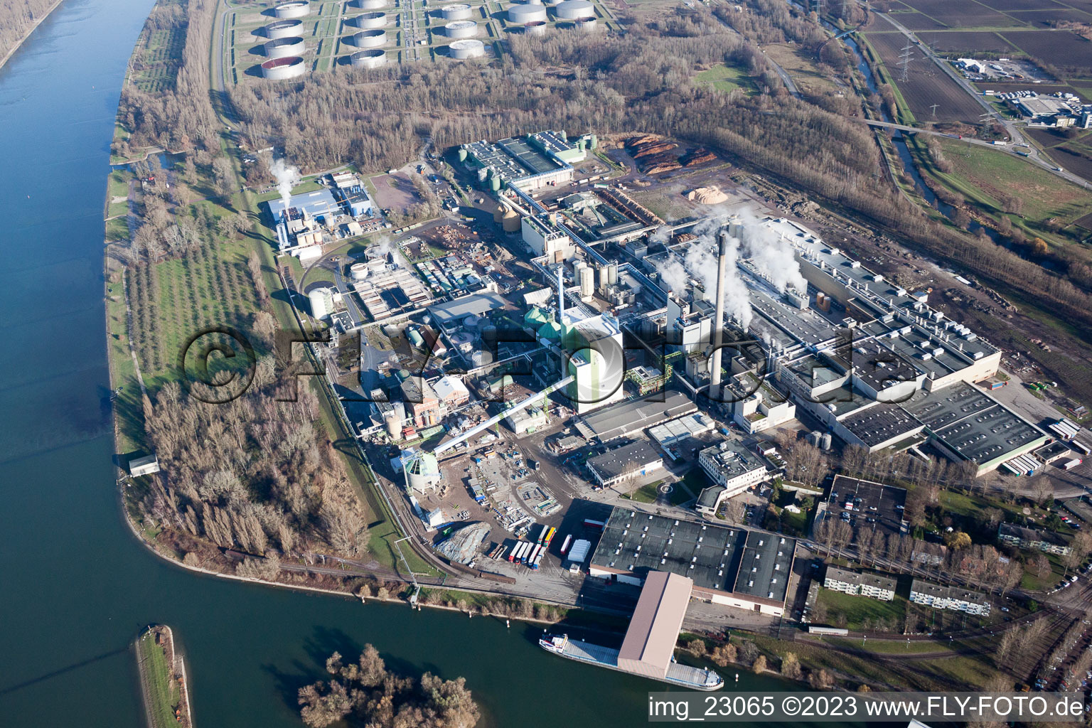Luftbild von Gebäude und Produktionshallen auf dem Werksgelände Papierfabrik Stora Enso im Ortsteil Maxau in Karlsruhe im Ortsteil Knielingen im Bundesland Baden-Württemberg, Deutschland