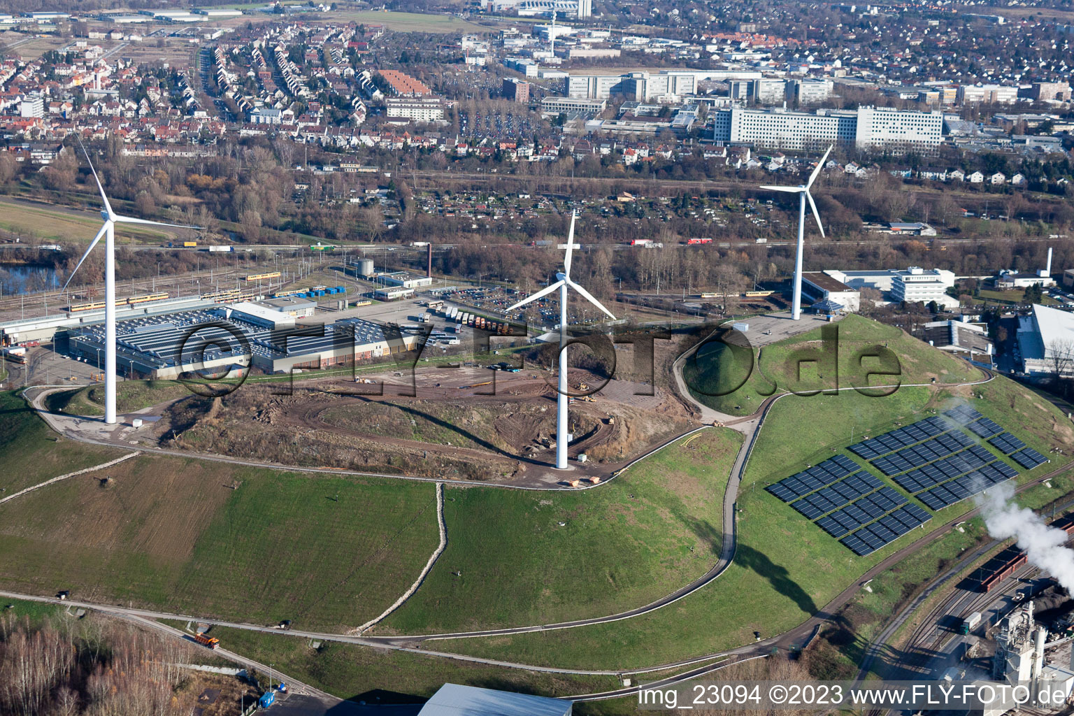 Luftbild von Rheinhafen, WKA auf dem Müllberg in Karlsruhe im Bundesland Baden-Württemberg, Deutschland