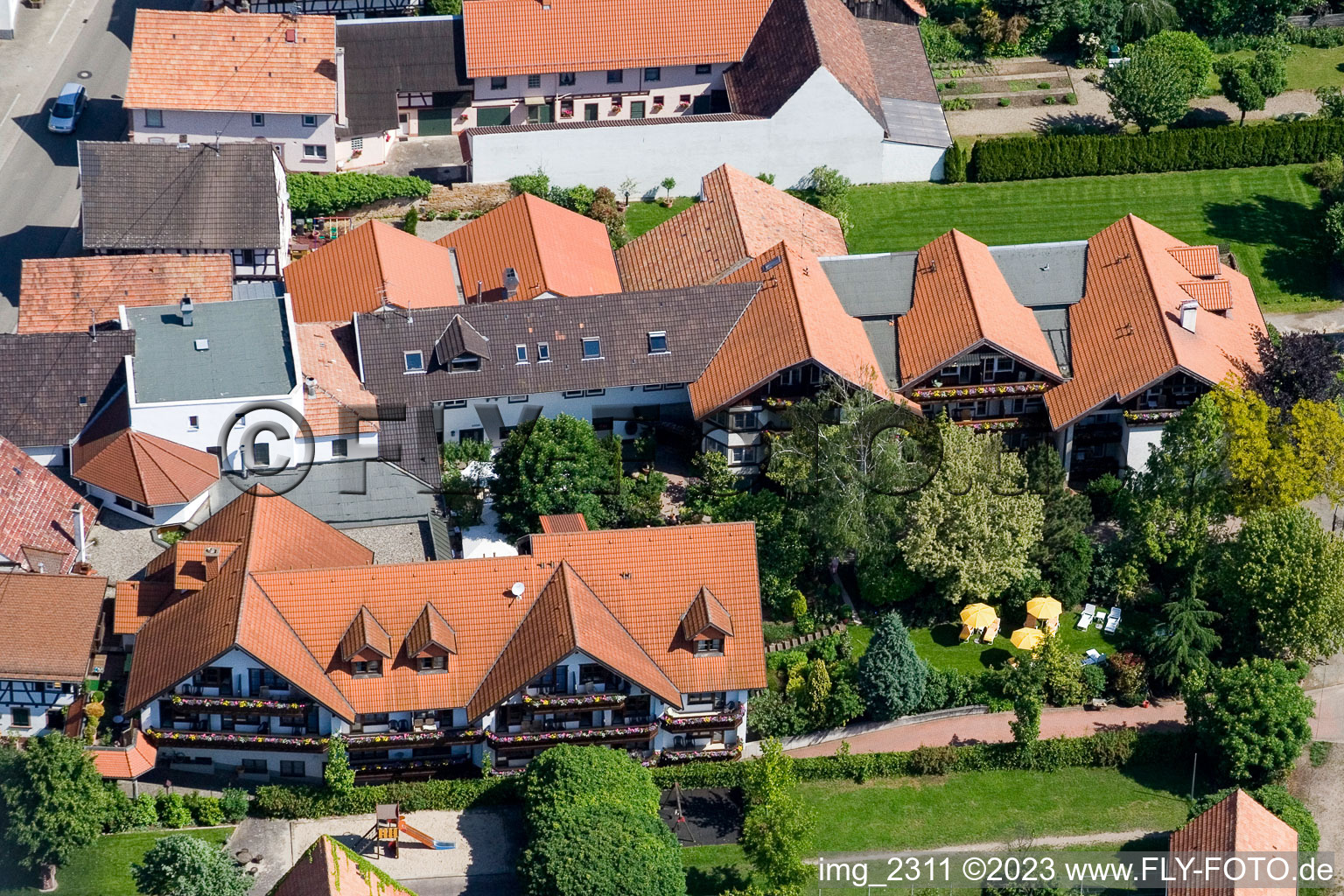 Hotel zur Krone im Ortsteil Hayna in Herxheim bei Landau/Pfalz im Bundesland Rheinland-Pfalz, Deutschland von oben