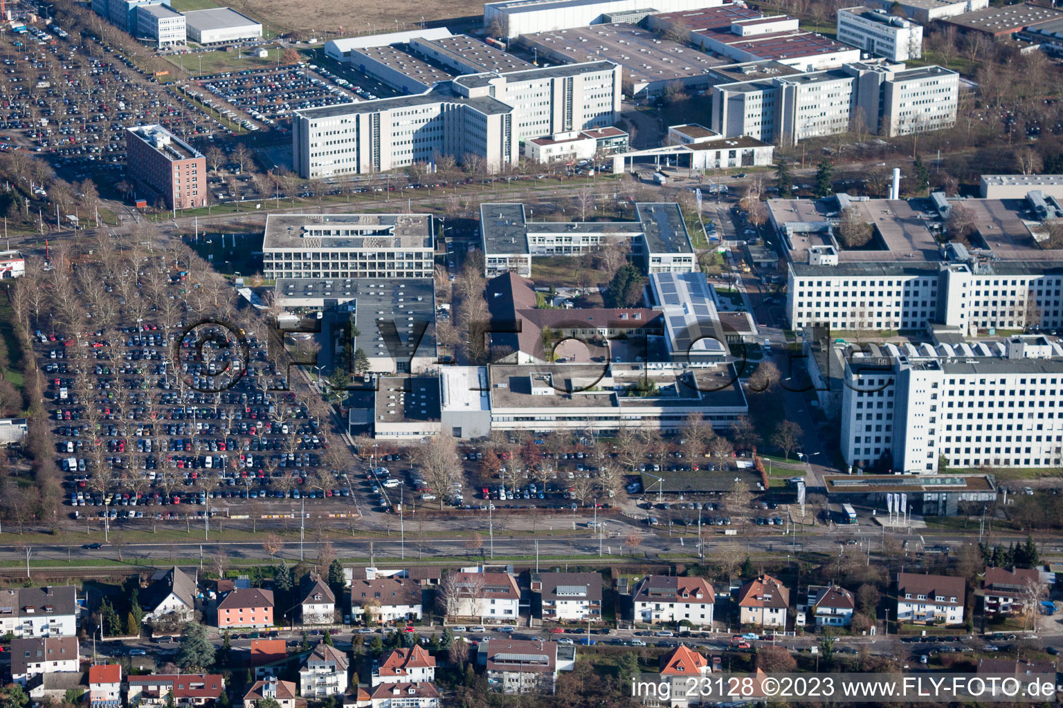 Ortsteil Knielingen in Karlsruhe im Bundesland Baden-Württemberg, Deutschland von der Drohne aus gesehen