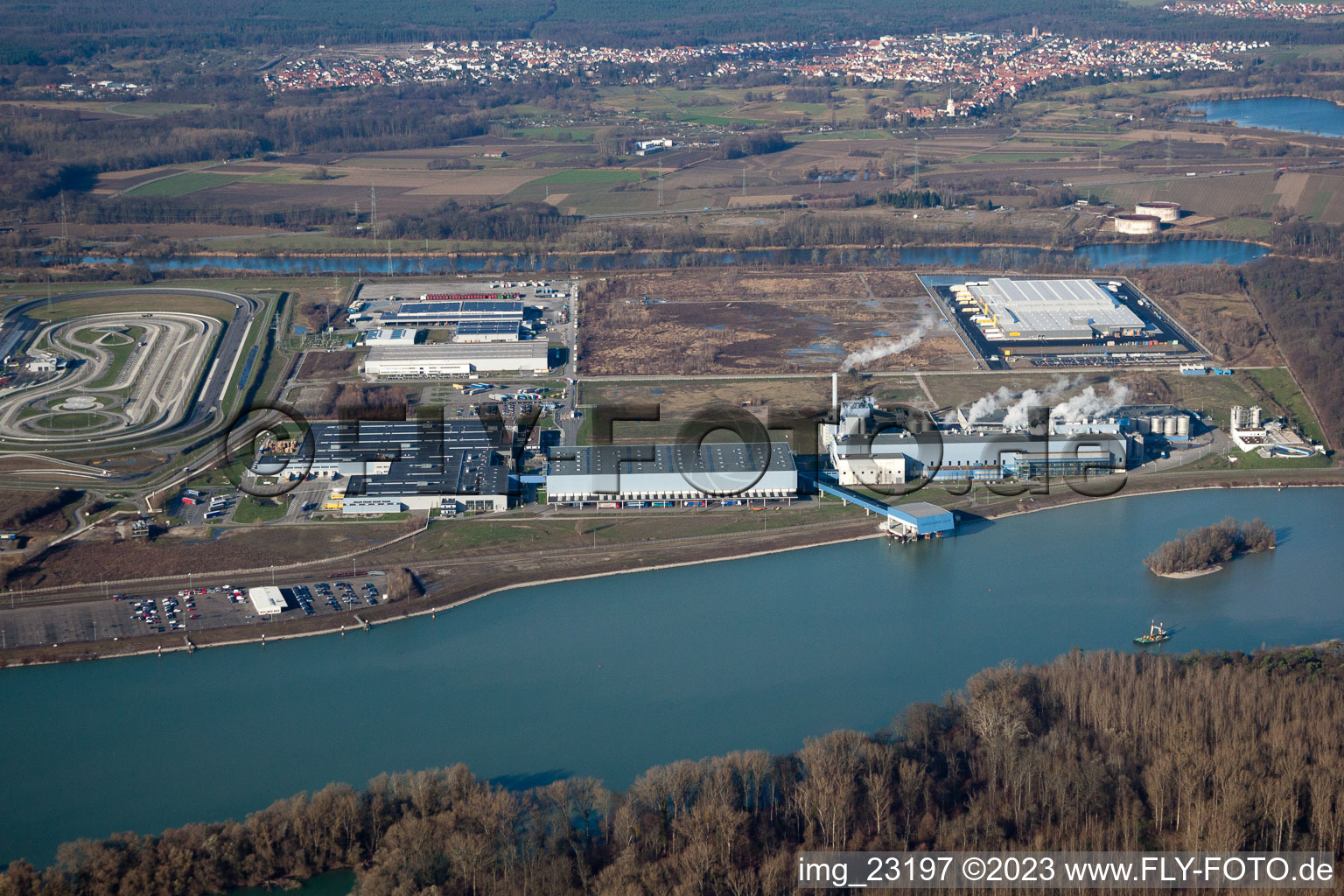 Gebäude und Produktionshallen auf dem Werksgelände Papierfabrik Palm GmbH & Co. KG im Ortsteil Industriegebiet Wörth-Oberwald in Wörth am Rhein im Bundesland Rheinland-Pfalz, Deutschland
