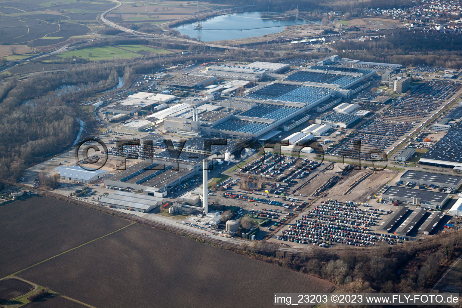 Daimler Benz LKW Werk im Ortsteil Maximiliansau in Wörth am Rhein im Bundesland Rheinland-Pfalz, Deutschland