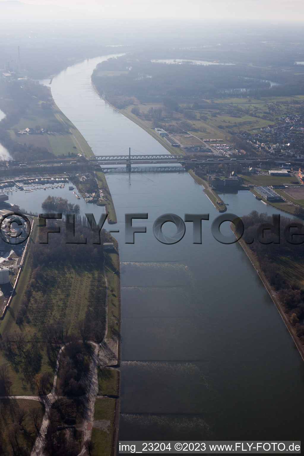 Fluß - Brückenbauwerke über den Rhein von Karlsruhe nach Wörth am Rhein im Bundesland Rheinland-Pfalz im Ortsteil Knielingen im Bundesland Baden-Württemberg, Deutschland