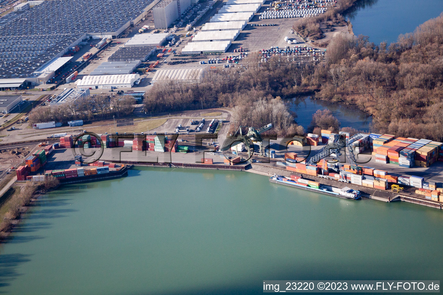 Luftaufnahme von Wörth am Rhein, Rheinhafen im Ortsteil Maximiliansau im Bundesland Rheinland-Pfalz, Deutschland