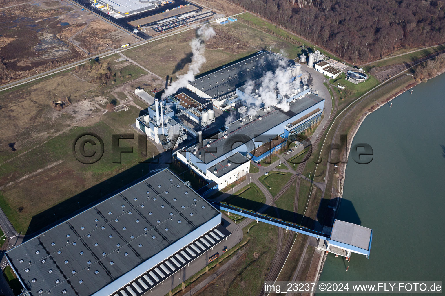 Luftbild von Gebäude und Produktionshallen auf dem Werksgelände Papierfabrik Palm GmbH & Co. KG im Ortsteil Industriegebiet Wörth-Oberwald in Wörth am Rhein im Bundesland Rheinland-Pfalz, Deutschland