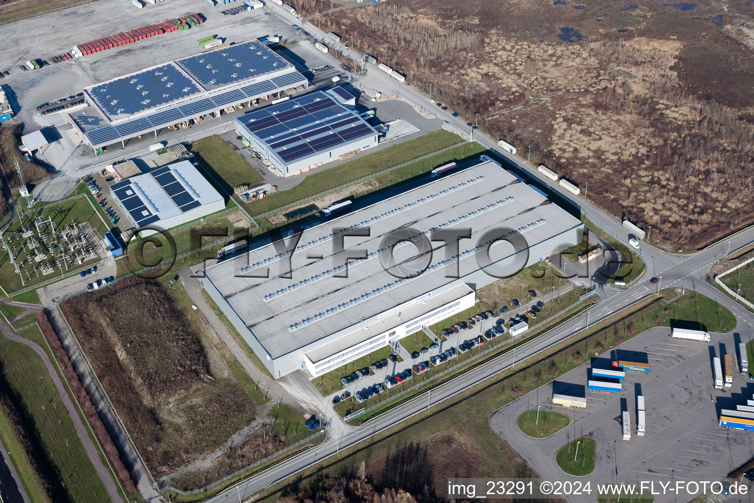 Schrägluftbild von Gebäude und Produktionshallen auf dem Werksgelände Europack GmbH im Ortsteil Industriegebiet Wörth-Oberwald in Wörth am Rhein im Bundesland Rheinland-Pfalz, Deutschland